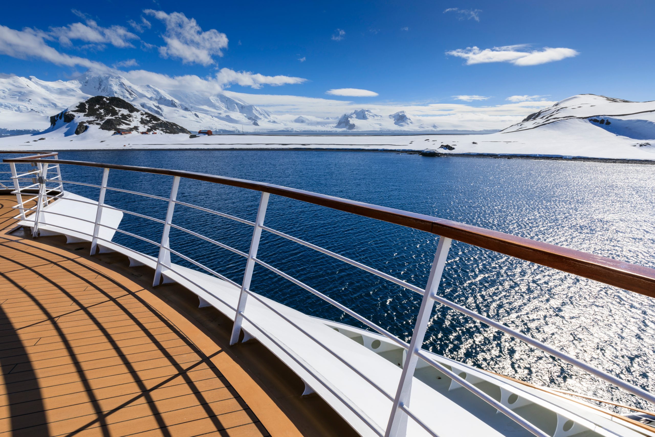 大自然の神秘！【2026年】南極クルーズ旅行