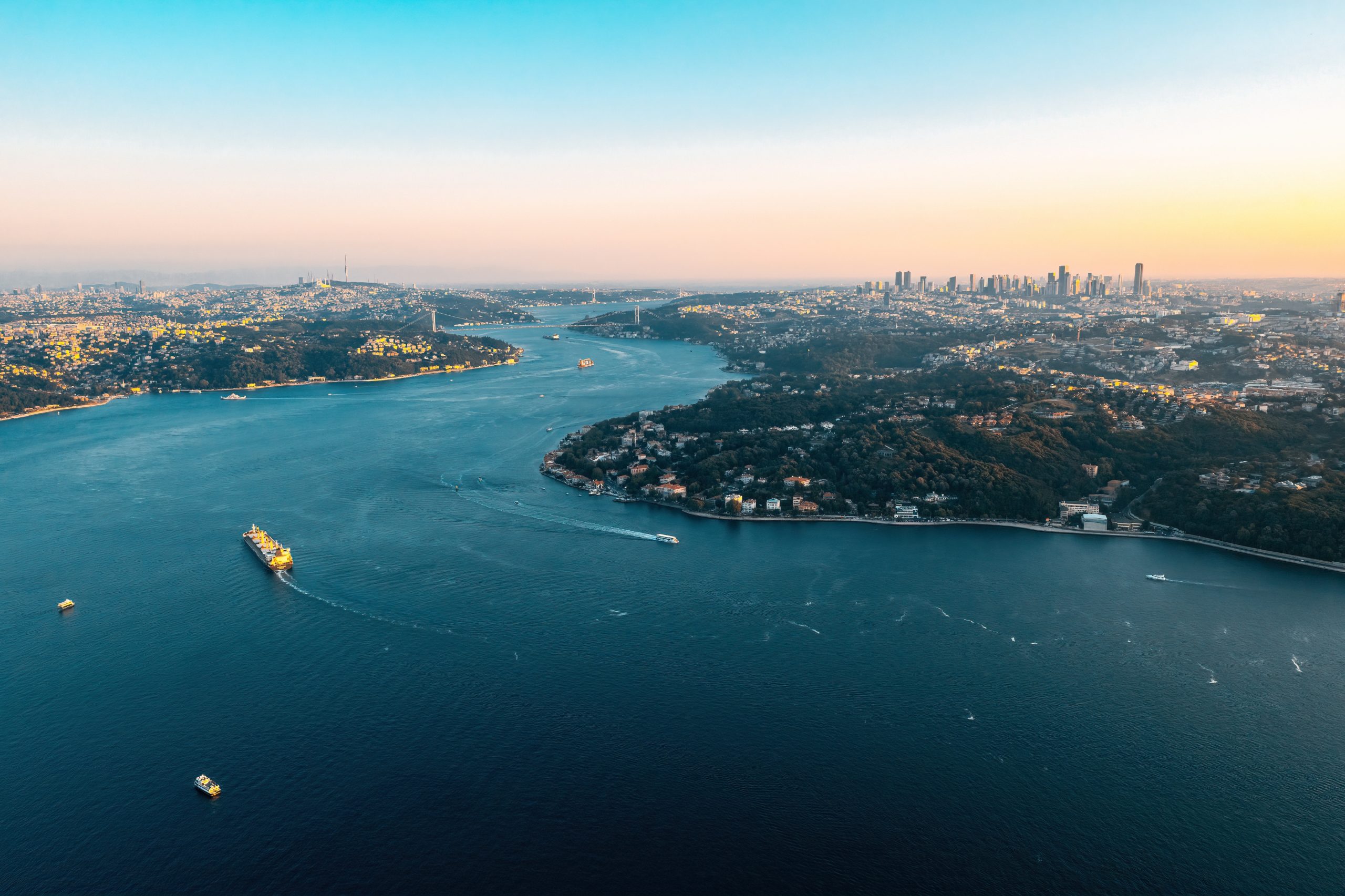 アジアとヨーロッパを結ぶボスポラス海峡とは？クルーズの見どころも紹介