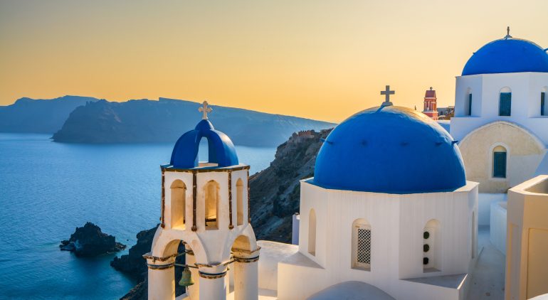 サントリーニ島ってどんなところ？行き方、観光スポットや地震の歴史を紹介