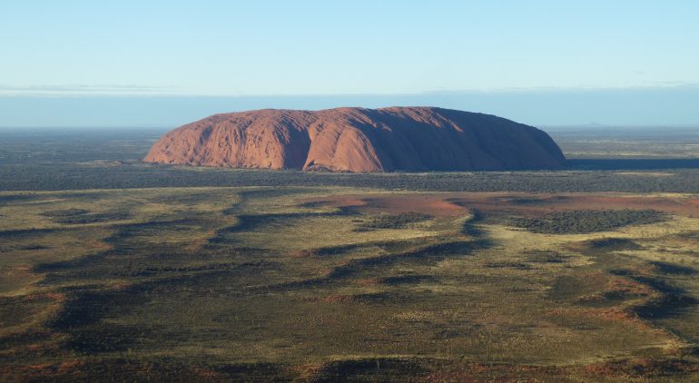 ウルル（エアーズロック）で体験すべきアクティビティや行き方とは？