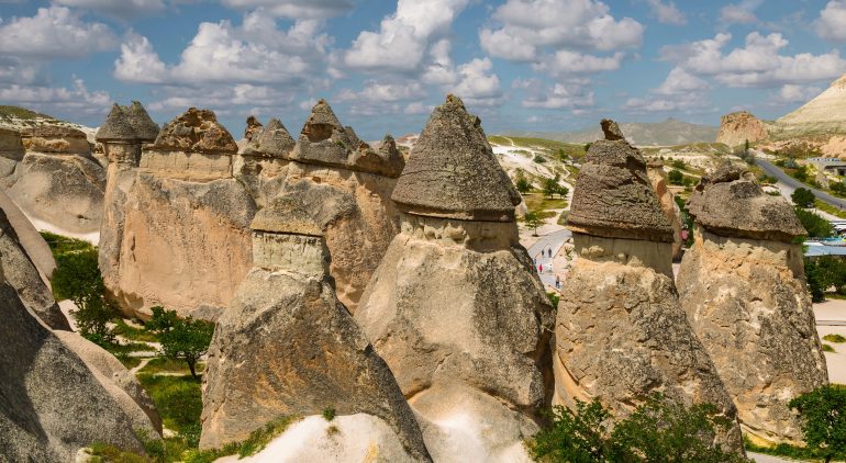 世界遺産カッパドキアの魅力を解説！奇岩や気球ツアーなどおすすめ観光10選も紹介！