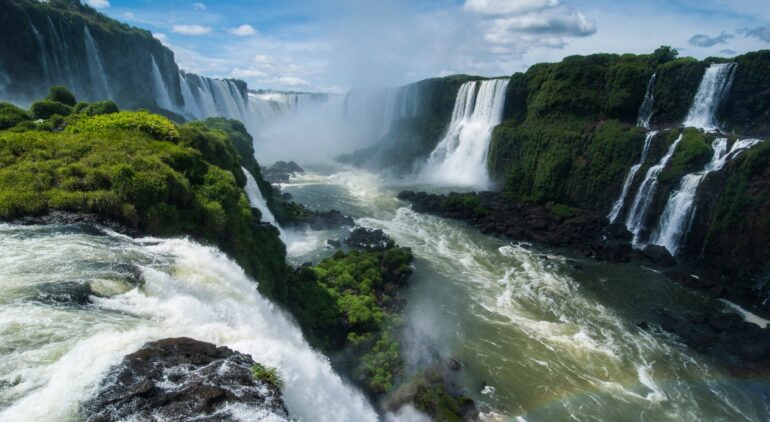 絶景の世界遺産イグアスの滝はどっちで見る？ブラジル側とアルゼンチン側の魅力や違いを解説