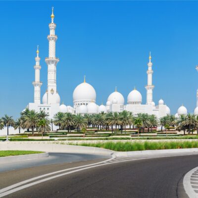世界最大級の白亜モスク有するアブダビの観光スポット、治安、服装や気候を紹介
