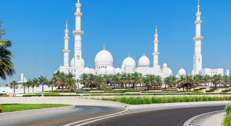 世界最大級の白亜モスク有するアブダビの観光スポット、治安、服装や気候を紹介