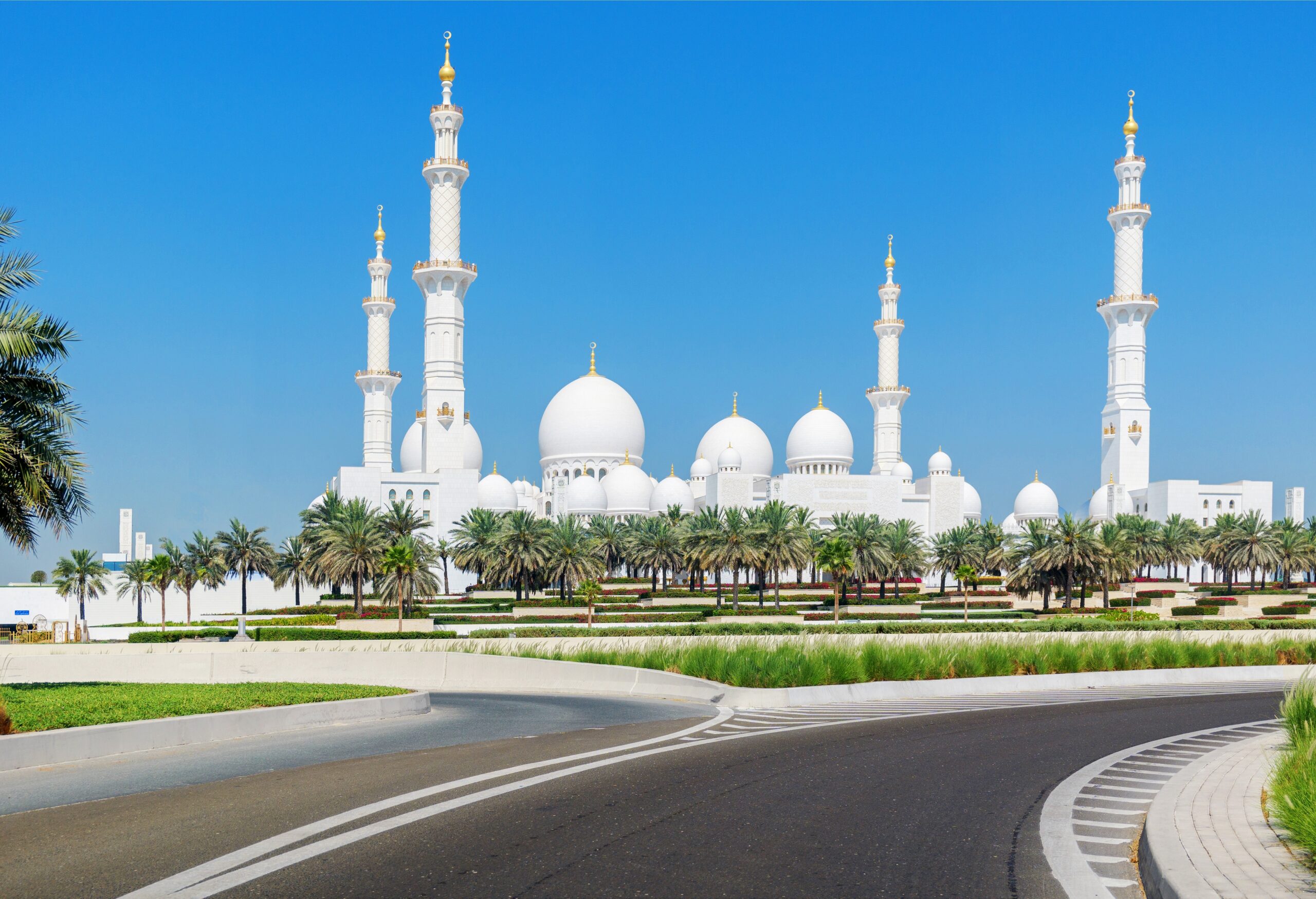 世界最大級の白亜モスク有するアブダビの観光スポット、治安、服装や気候を紹介