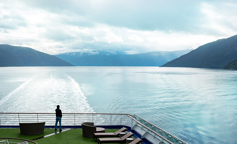 海岸線から深く入り込んだ、世界最長のフィヨルド。幻想的な風景を本船でめぐります。／ノルウェー・ソグネフィヨルド遊覧
