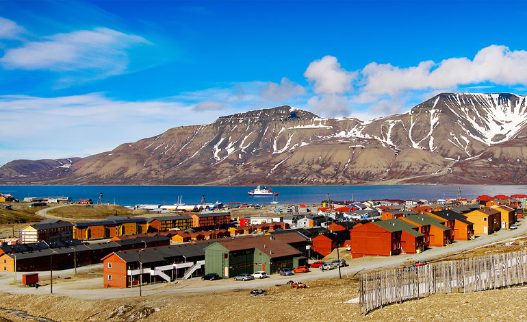 人が永住する世界最北の地で、北極点からはわずか1,300km。野生動物や氷河の観察に適しています。／ノルウェー領スヴァールバル諸島