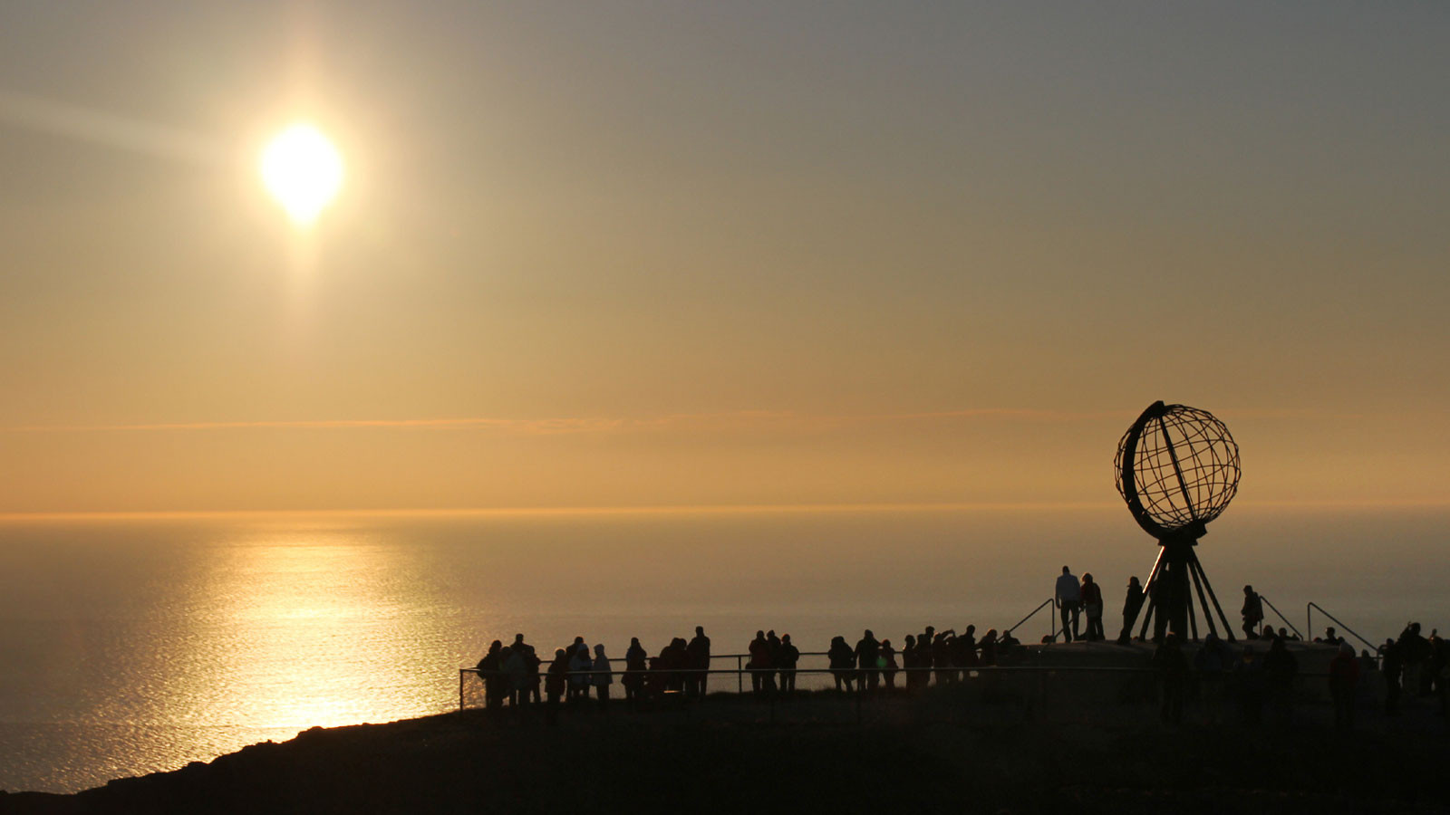 北緯66度33分の境界を北に越えた先が、いよいよ北極圏です。太陽が私たちの知るものとは全く違う表情を見せ、この時期の北極圏は「白夜」となり、見渡す限り流氷が続きます。どの目的地もここより南にあると思うと、地球のてっぺんに立っている気分になります。