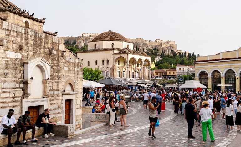 古代ギリシャ文明の最盛期を象徴する、都市国家（ポリス）アテナイの麓は、現在も活気に溢れています。