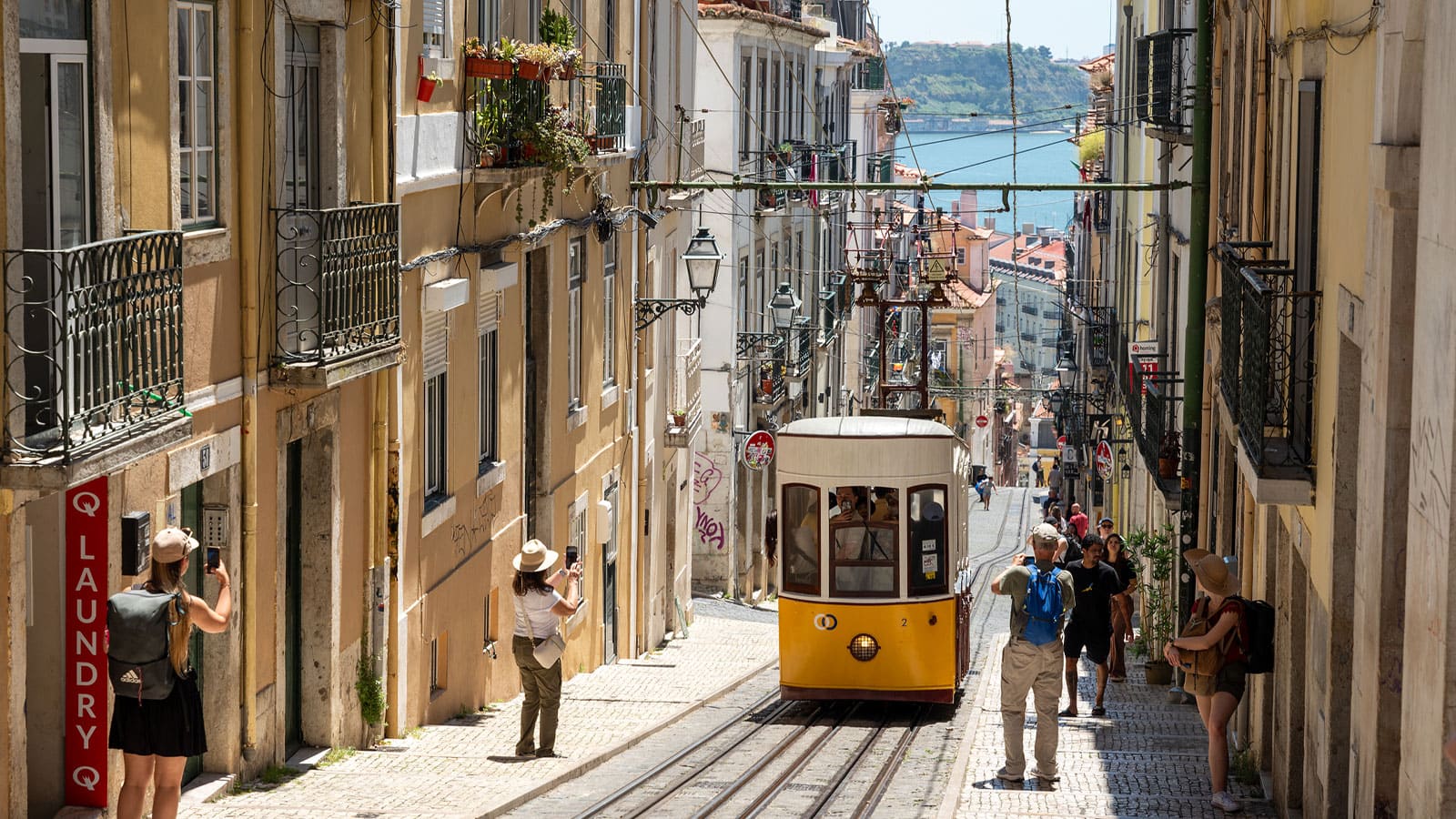 ラテン・ヨーロッパ文化、ギリシャ・ビザンツ文化、アラブ・イスラム文化と、訪れる港ごとにそれぞれの風土を色濃く反映した、異国情緒にあふれた街並みが楽しめます。祈りの声が響く港や美しい城壁がそびえる港など、魅力的な数々の文化が日々あなたのもとへと訪れます。