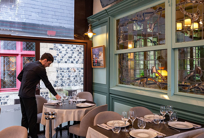 テーブルウェアの美しさも、食事の楽しみのひとつです。