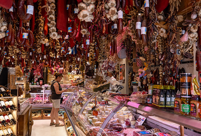 アテネで100年続くお肉屋さんの迫力ある内装にびっくり！
