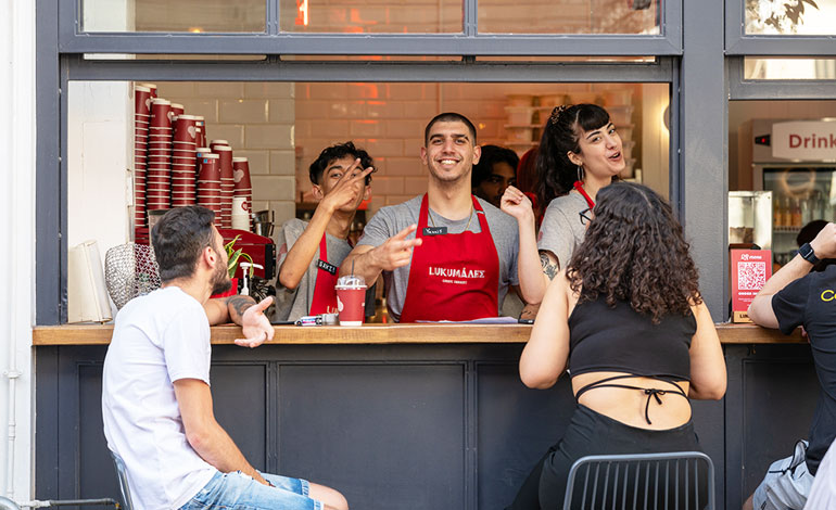 お買い物をしたり、カフェに入ったり。街歩きは、世界中にお友達ができるチャンスです。