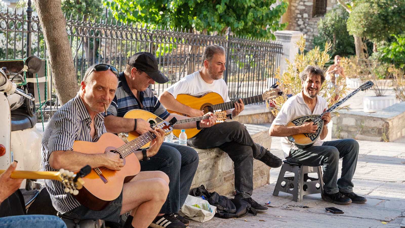 古くから、ヨーロッパ・アジア・アフリカを結びつけてきた地中海世界。海でつながる土地と土地の文化がグラデーションのように移り変わる様子を、この地で暮らしを営む人びとの日常から垣間見ることができるでしょう。街を歩けば、陽気な人びとの多くの笑顔が迎えてくれます。