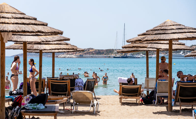 冷たい飲み物をオーダーして、ビーチパラソルの下でリラックス。きらめく太陽のもと、穏やかな時間が流れます。