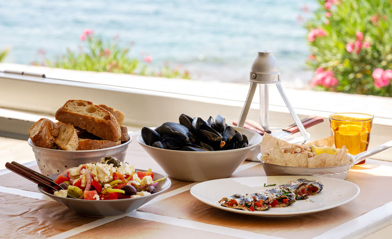 レストランは、ロケーションも合わせて選びたいところ。美しい海を眺めながら海の幸をいただく至福のときです。