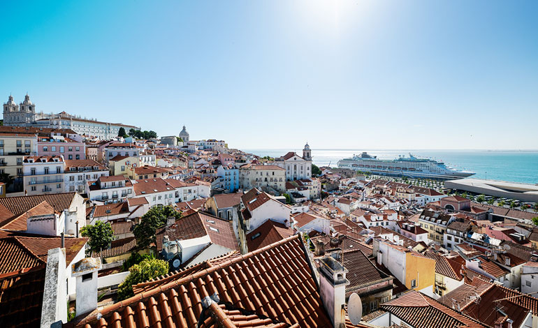 城壁沿いから望むリスボンの一大パノラマは素晴らしいものです。港と街のアクセスの良さがわかります。