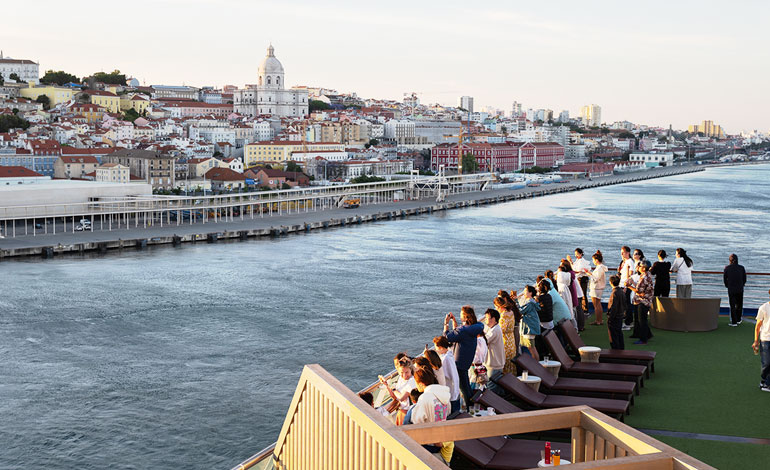 出港や入港のシーンがドラマチックなのは、船旅の醍醐味。船室に戻る前に、ぜひデッキにお立ち寄りください。
