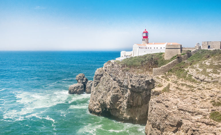 ユーラシア大陸の最西端にあるロカ岬は「地の果て、海の始まり」としても有名だ。