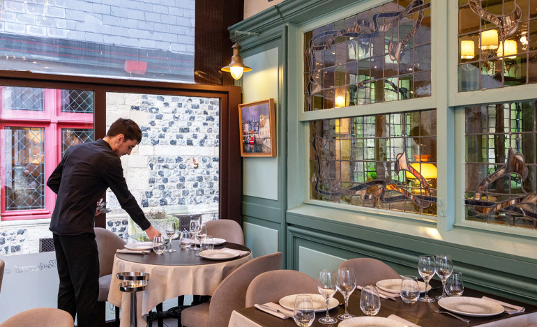 ノルマンディー名物のリンゴのシードルを、港を望むカフェで。絵画の余韻に酔いしれる。