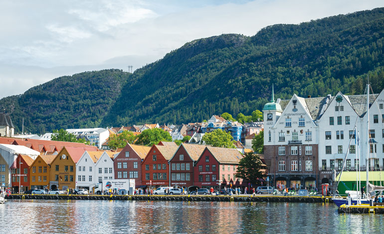 パシフィック・ワールド号はテムズ川を下って北海へ乗り出す。北欧にいたノルマン人は9~12世紀、海洋に進出。バイキング(入江の民) と恐れられた彼らの交易と海賊行為、さらに移住をともなった大航海は中世ヨーロッパ社会に大きな変革をもたらした。それがひと段落した12世紀に生まれたのがハンザ同盟。これは北ドイツから西はフランドル、東は現在のボーランド・バルト諸国・ロシアにおよぶ広域の商業都市が結成した都市同盟だ。14世紀に最盛期を迎え、主権国家体制が確立する近世初期まで大きな勢力を持った。