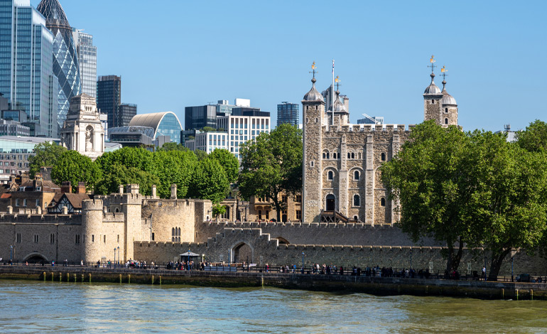 ここからは、ボルトガルがその先駆となった大航海時代のさらに昔、バイキングの航海とハンザ同盟の隆盛をたどるタイムスリップ航海でもある。いや、その前からすでに中世にさかのぼる船旅は始まっている。現在のフランス北部に侵入したノルマン人はノルマンディー公国を建て、ル・アーブルのある地方はいまもノルマンディーと呼ばれる。さらにノルマンディー公ウィリアムはイングランドを征服してノルマン朝を建てた。彼はテムズ川クルーズで見たウェストミンスター寺院で戴冠式を挙げ、ロンドンを外敵から守るために建設した要塞がロンドン塔であった。やがてロンドンはハンザ同盟の在外商館が置かれる重要な都市となった。