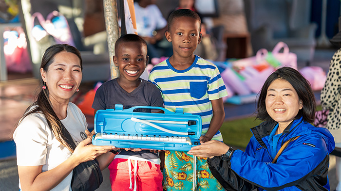 交流を続けながら、世界各地へ支援物資を