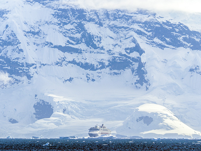 青と白の絶景が待ち受ける地球最後の秘境、南極へ